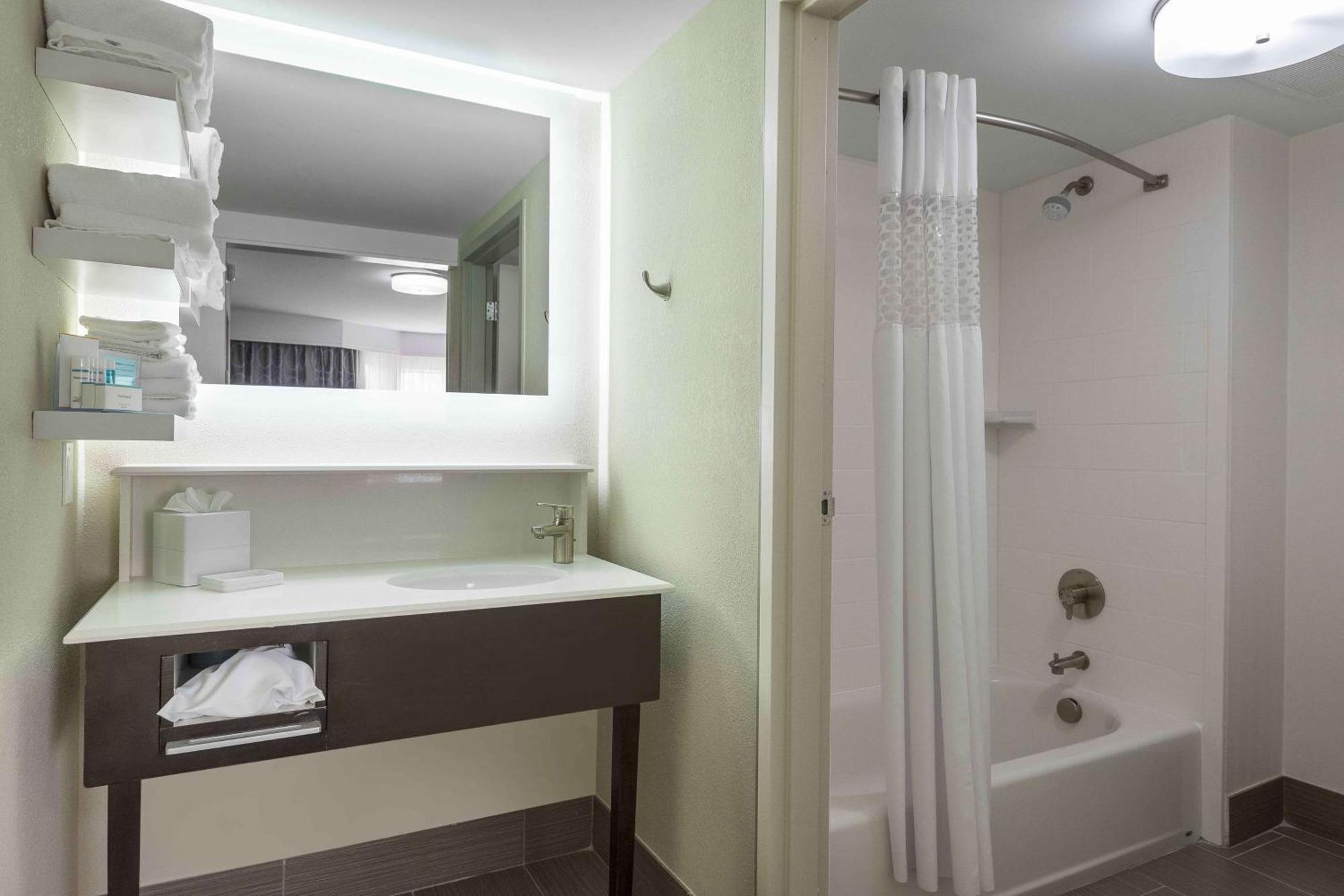 Hampton Inn & Suites Chapel Hill/Durham Экстерьер фото
