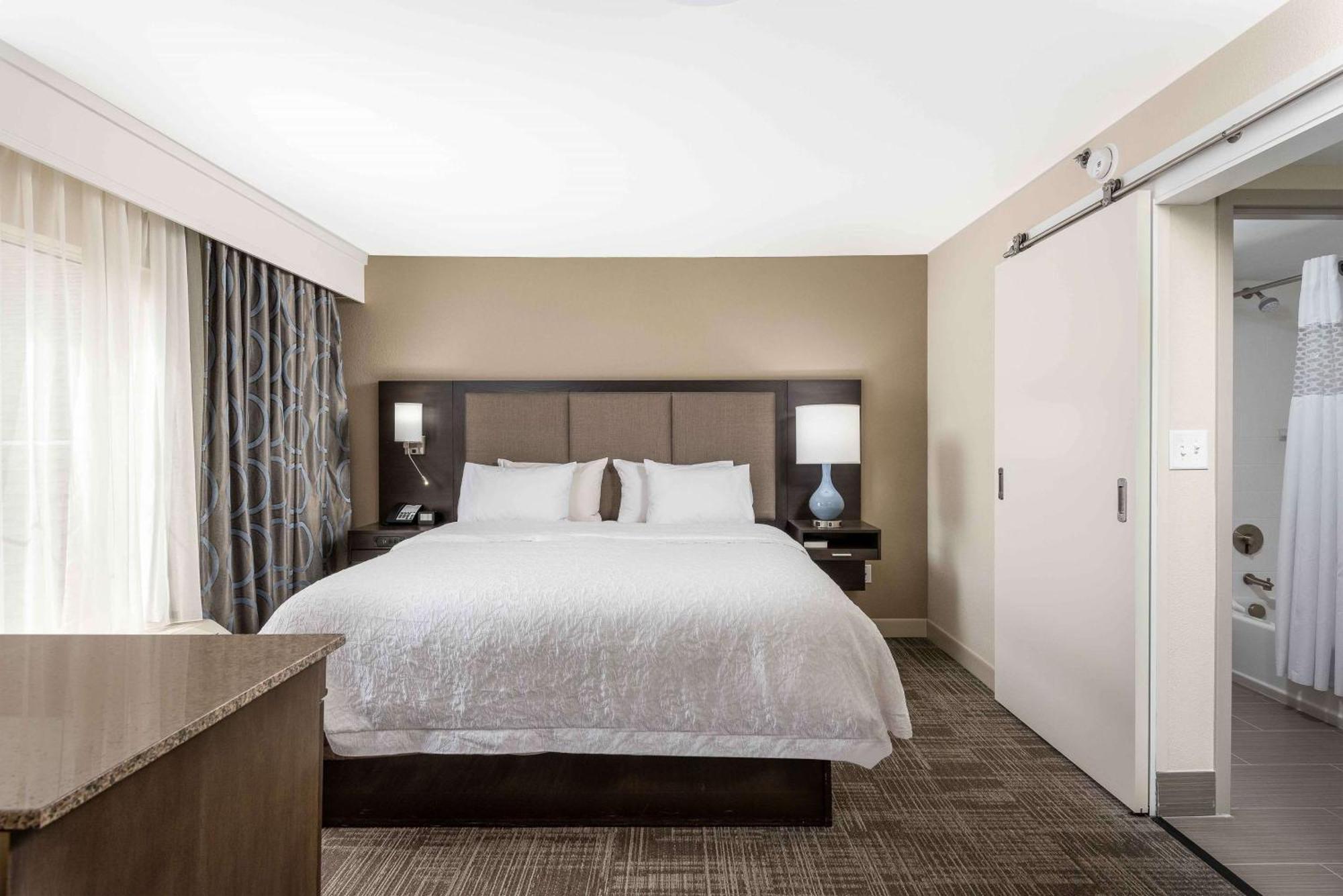 Hampton Inn & Suites Chapel Hill/Durham Экстерьер фото