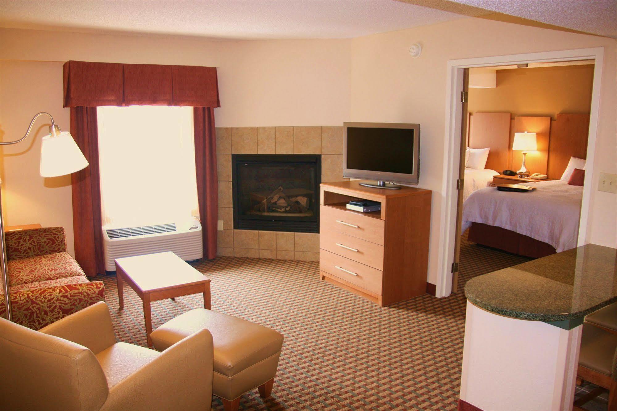 Hampton Inn & Suites Chapel Hill/Durham Экстерьер фото